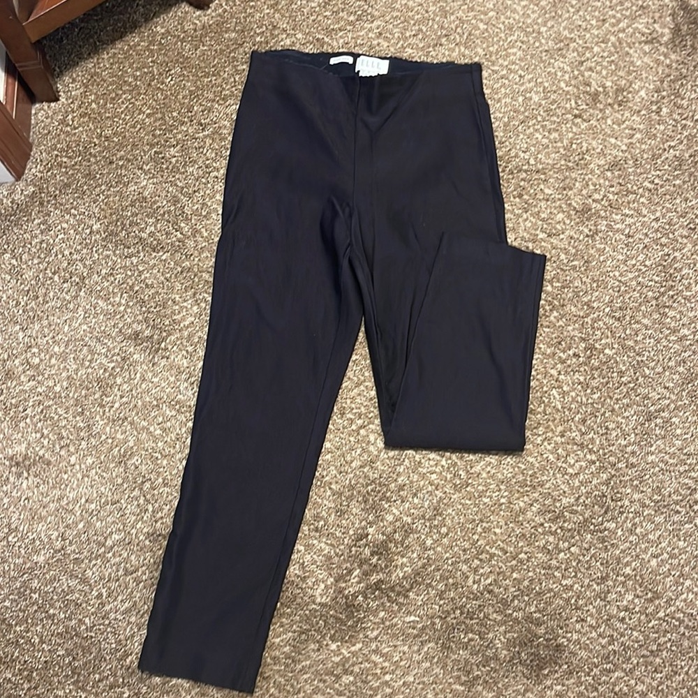 Elle black skinny ankle pull on pants. Size medium.